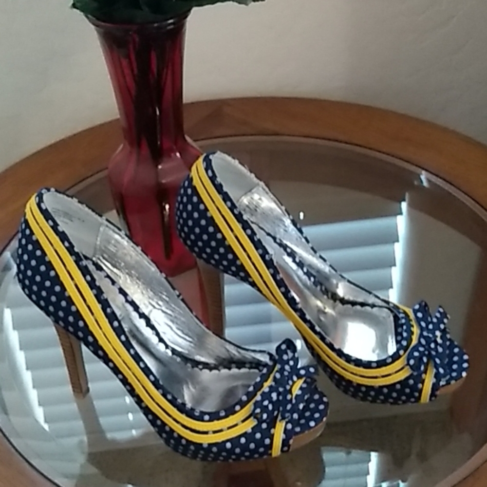 Adorable polka dot heels 👠